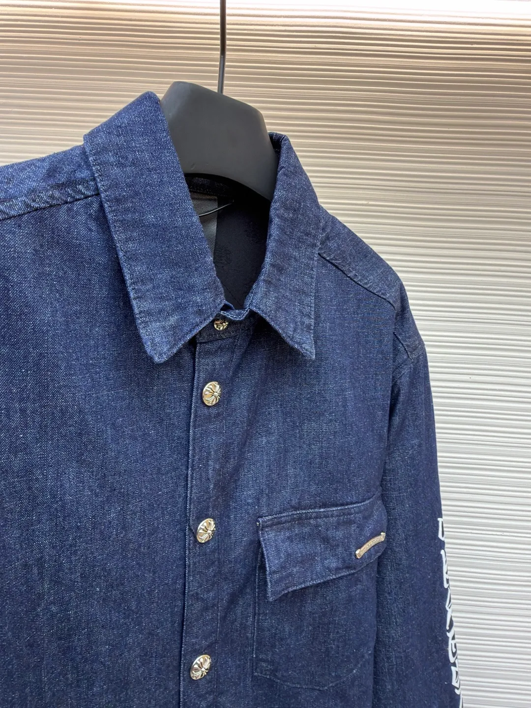 Chrome Hearts Denim Shirt Cotton Clothes ●Item No.: 1682230-C00 ●Fabric: Pure cotton twill denim fabric ●Technology: Glue printing ●Color: Blue ●Version: Fitted version ●Weight: about 930 grams ●Size: S-M-L ●Description: The original domestic stock was purchased for 3.4W. The development cost is extremely high, and the fabric is made of high-density pure cotton twill denim material imported from Italy. According to the original color matching and washing water test, the jacquard lining is tested N times and the minimum order is one thousand meters. The loss is huge. The quilting is made of Xinjiang cotton, which is thick and warm. The printing is based on the original version using hand-made glue printing, and the accessories collar label is made of imported lambskin. The overall wiring is straight and delicate, the fabric is comfortable and soft, and the color is consistent without color difference. It can be matched with the same style to create a fashionable look and control various occasions. Customized accessories, complete with three standards, same style for men and women!